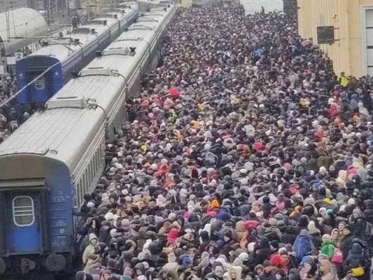 Charkov, vlakové nádraží, uprchlíci před ruskou invazí míří na Západ.